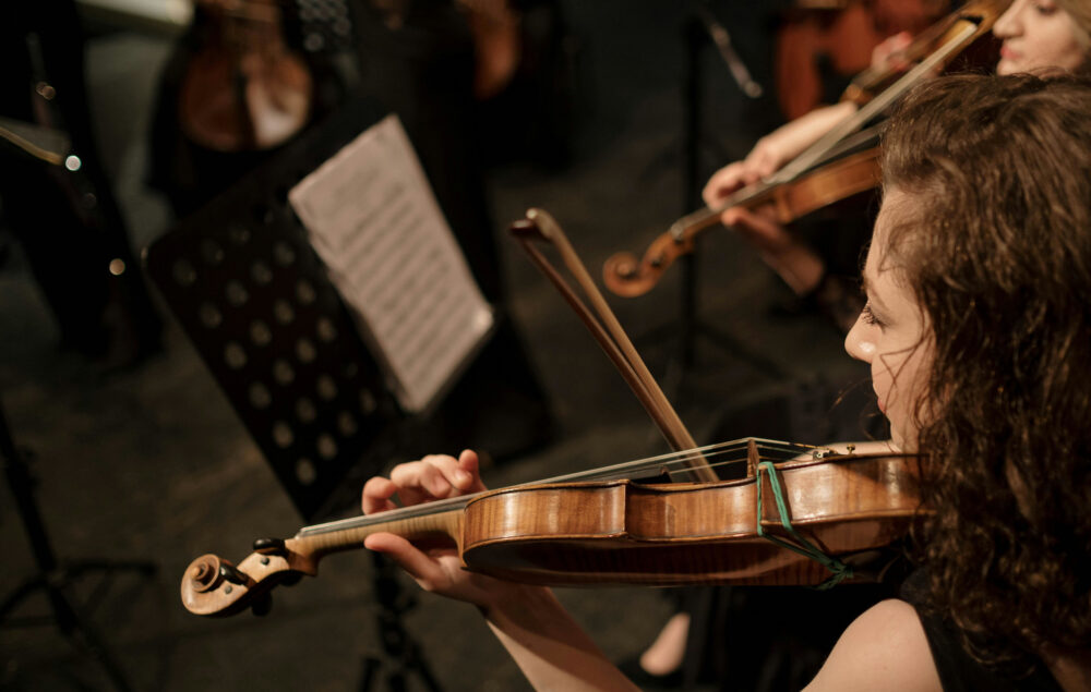 mujeres tocando instrumentos de cuerda