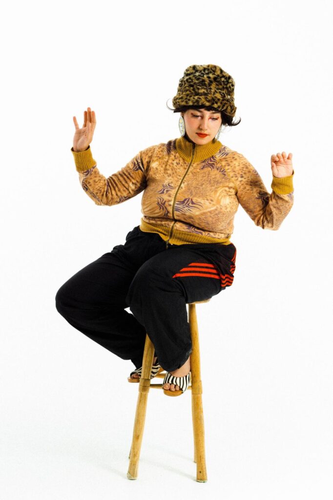 Julia Bengala sobre un taburete