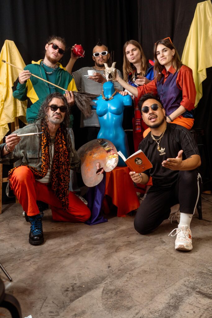 Grupo de cumbia posando con instrumentos y ropa urbana