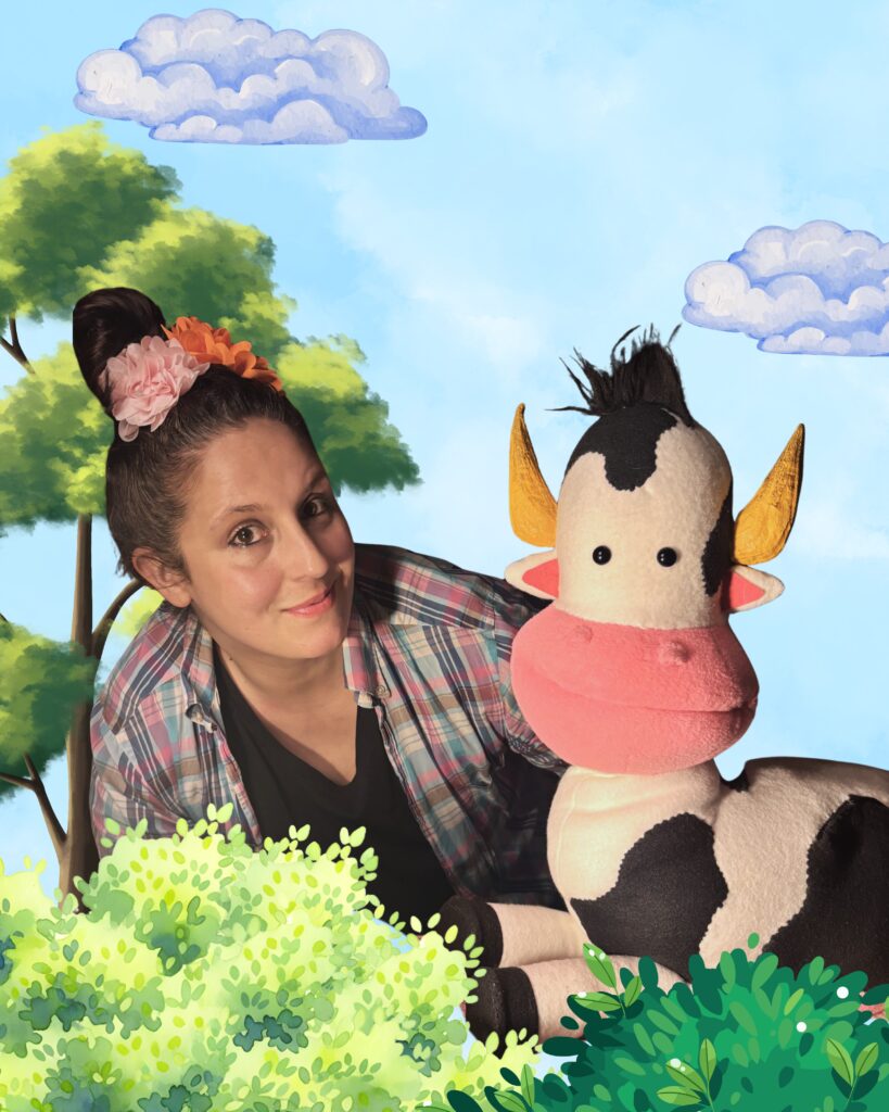 Una mujer sostiene una marioneta de una vaca