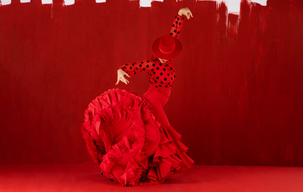 imagen de una bailarina vestida con traje rojo