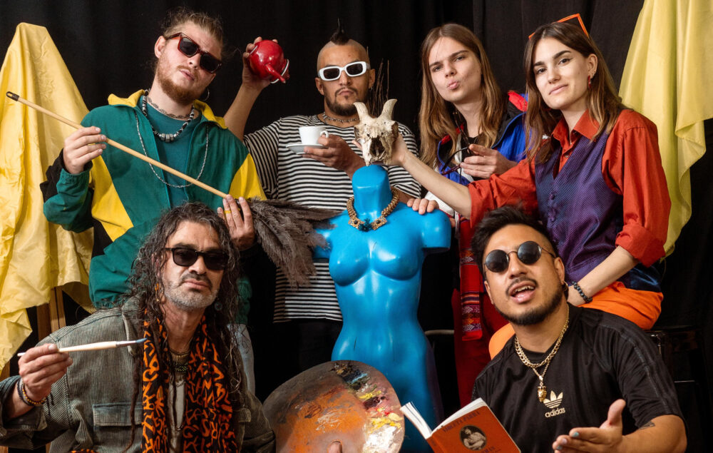 Grupo de cumbia posando con instrumentos y ropa urbana