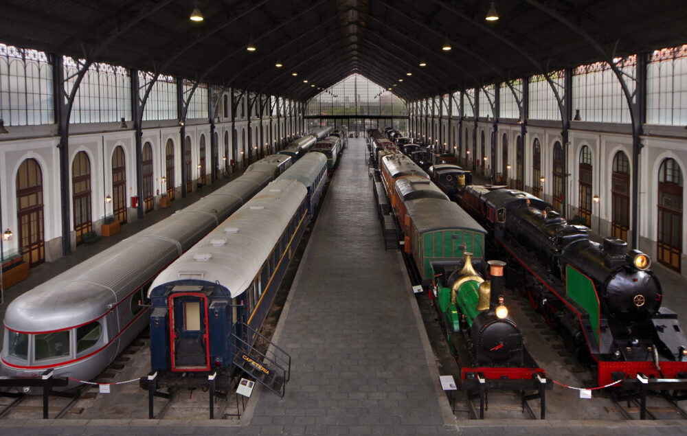 Imagen del museo del ferrocarril con cuatro trenes expuestos en una nave