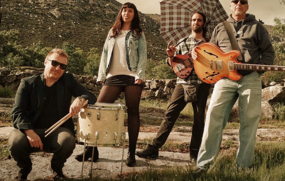 Miembros de Enclave de Soul posan con los instrumentos musicales