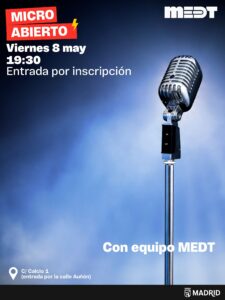 Un micrófono iluminado con una luz azul