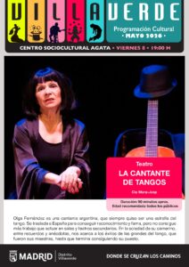 Una mujer en un escenario junto a una guitarra española
