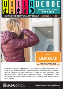 Una mujer lamentándose frente a un cajero