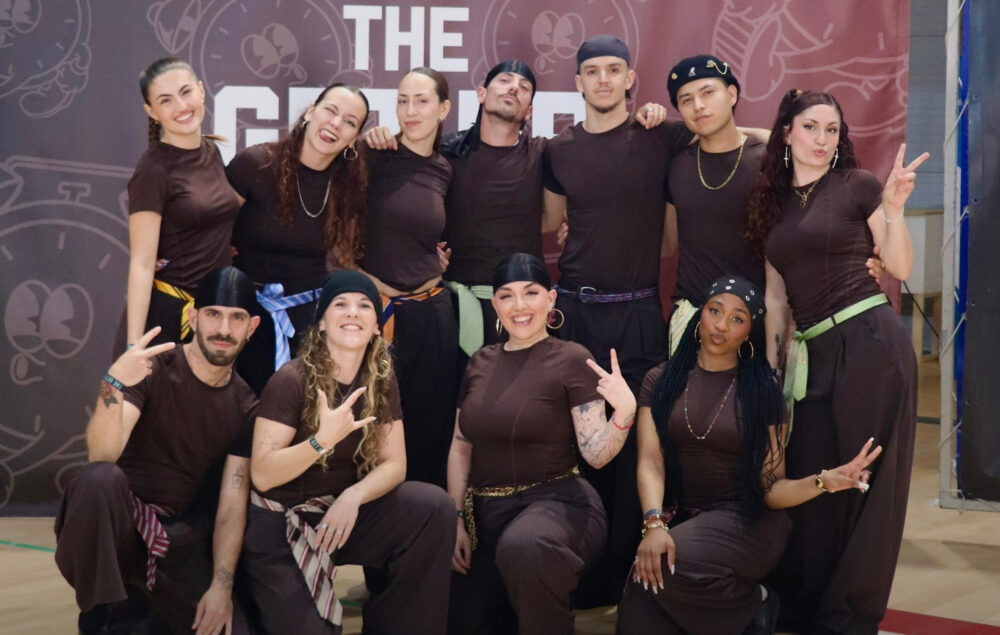 Un grupo de bailarines vestidos con camisetas negras