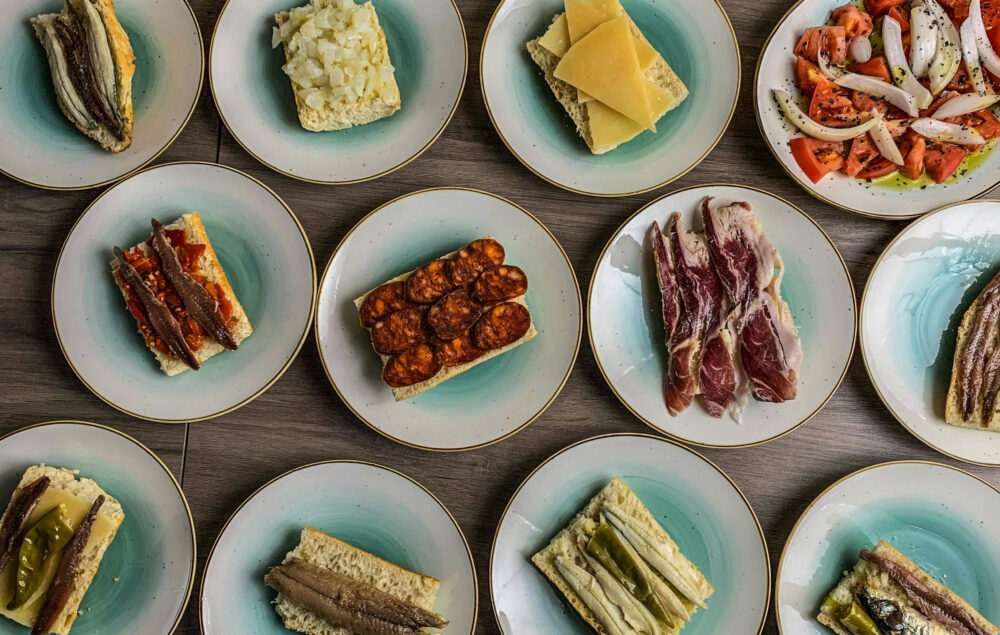 Tapas expuestas sobre una mesa de madera