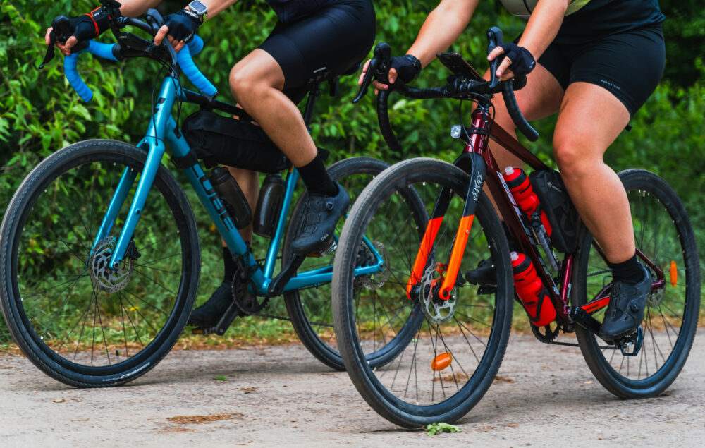 dos personas montadas en bicicleta