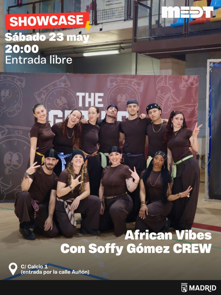 Un grupo de bailarines vestidos con camisetas negras