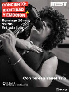 Una mujer cubana cantando en blanco y negro