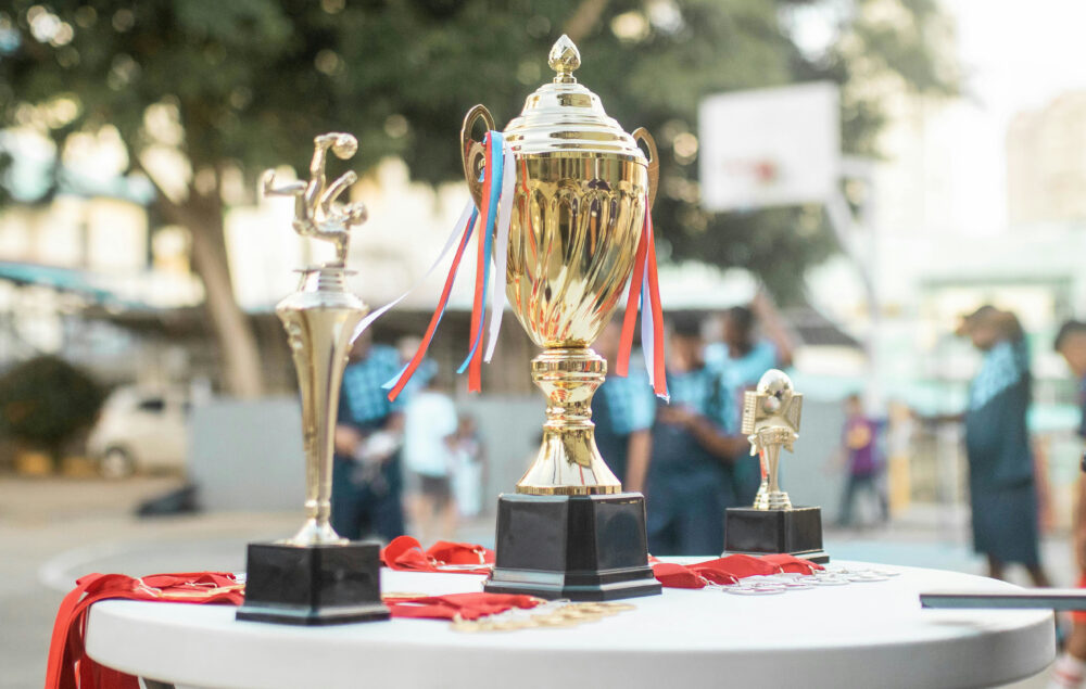 Unos trofeos sobre una mesa durante un evento al aire libre