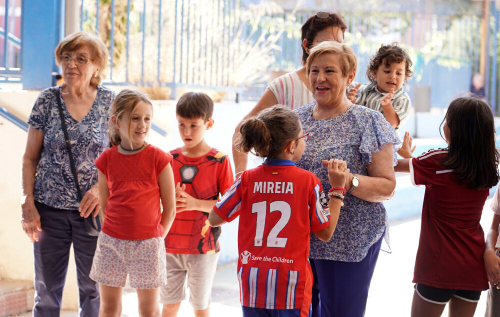 Imagen de archivo de personas mayores jugando con sus nietos