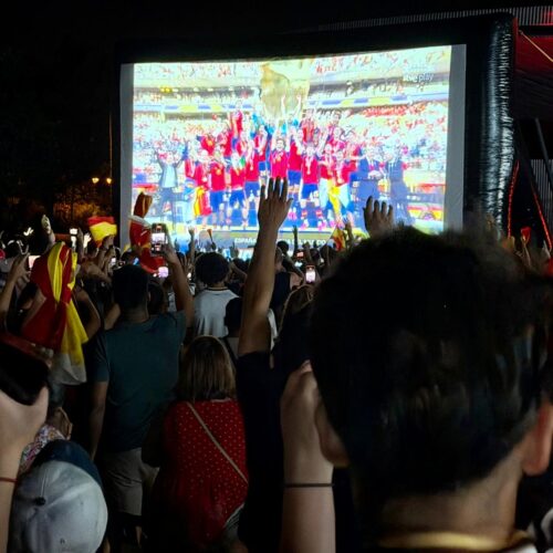 Vecinos de Villaverde celebran el triunfo de la selección española de fútbol