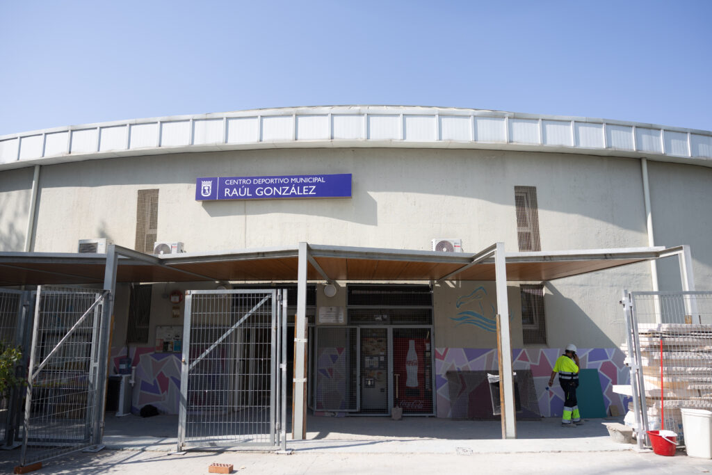 Exterior del CDM Raúl González