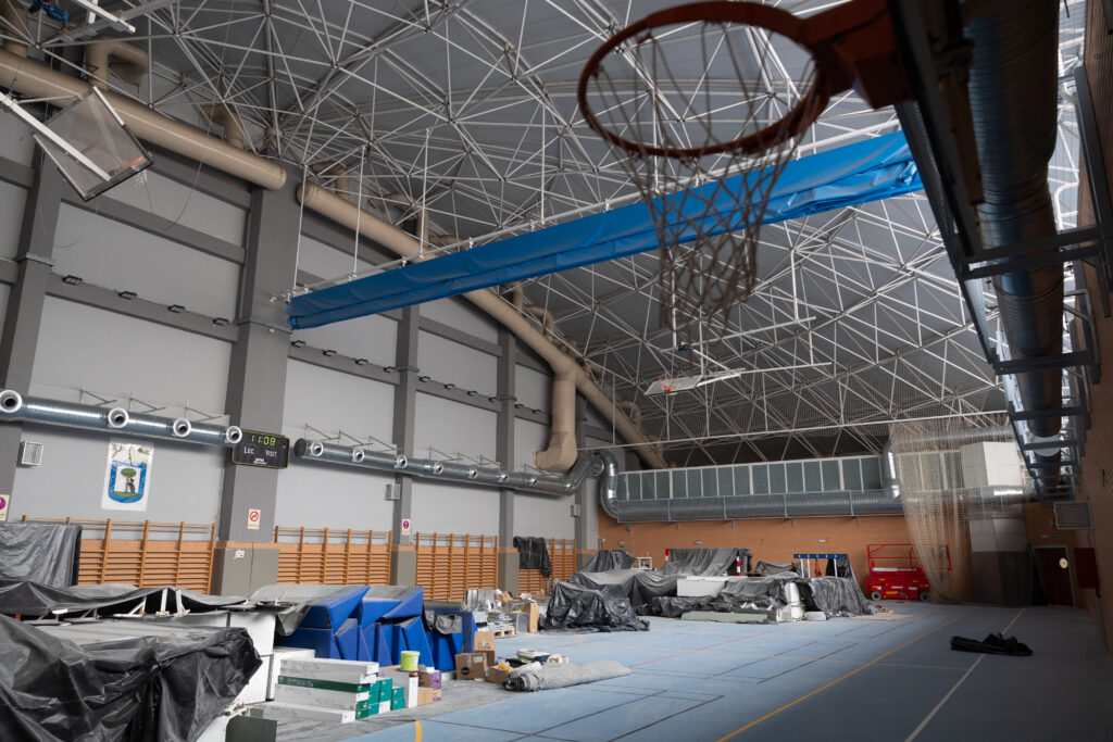 Interior de la pista polideportiva en obras
