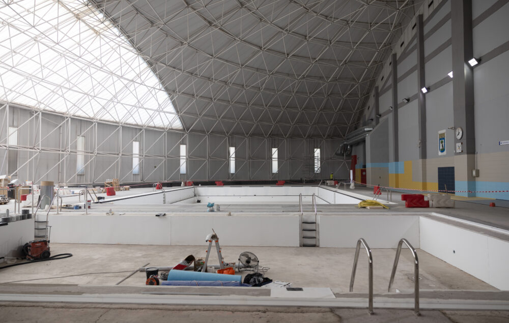 Imagen de la piscina cubierta del CDM Raúl González en obras