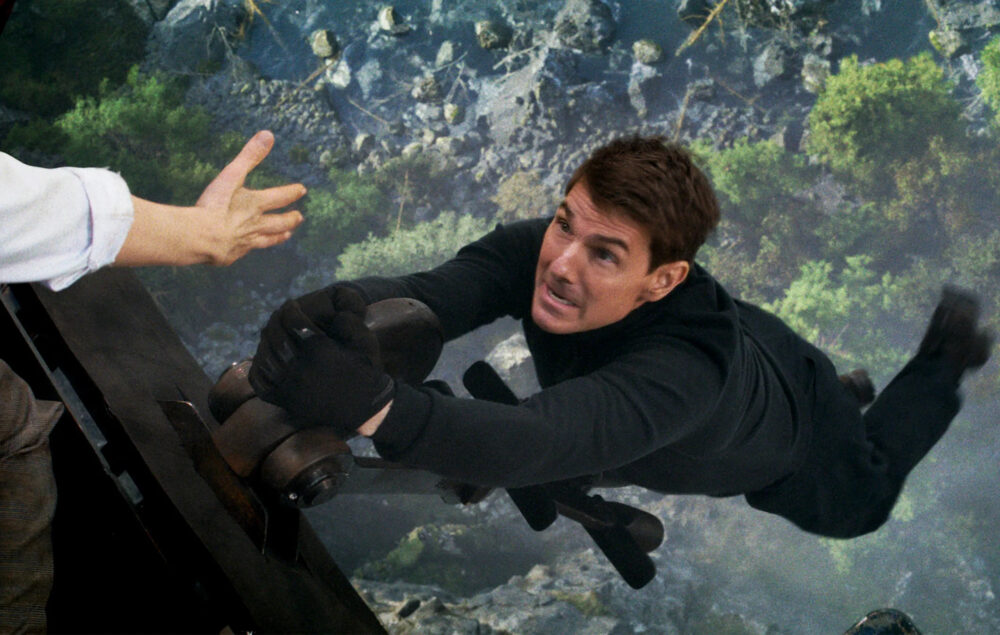 escena de la película Misión imposible sentencia final, en la que se ve a Tom Cruise saltando a un helicóptero