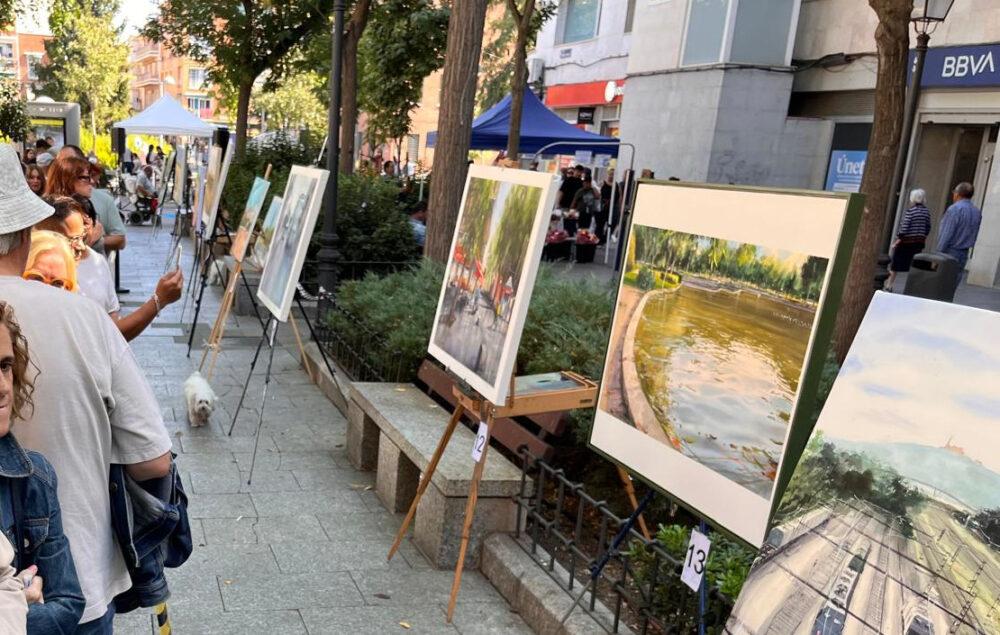 Imagen de archivo del certamen de pintura rápida Maruja Mallo en la que se ven cuadros expuestos en una calle