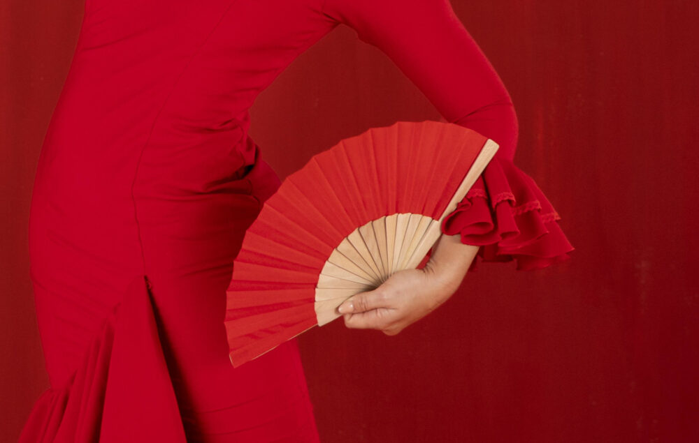 Recorte de una bailarina de flamenco con traje rojo