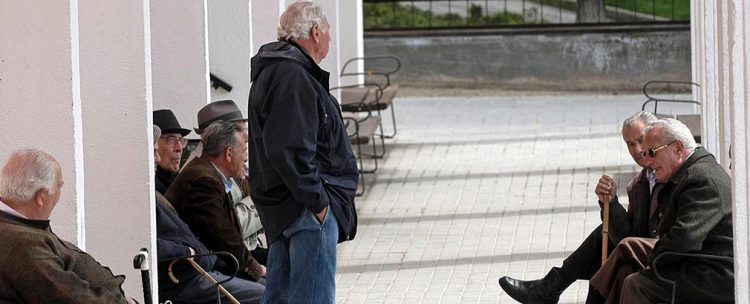 Un grupo de personas mayores en una calle de Madrid