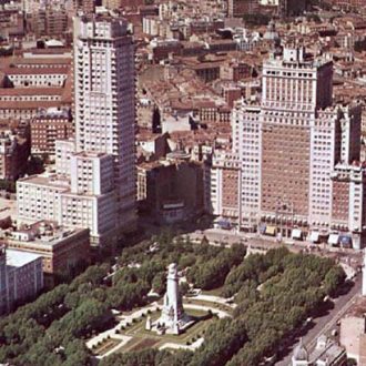 Plaza de España en 1969, con el edificio España en el centro