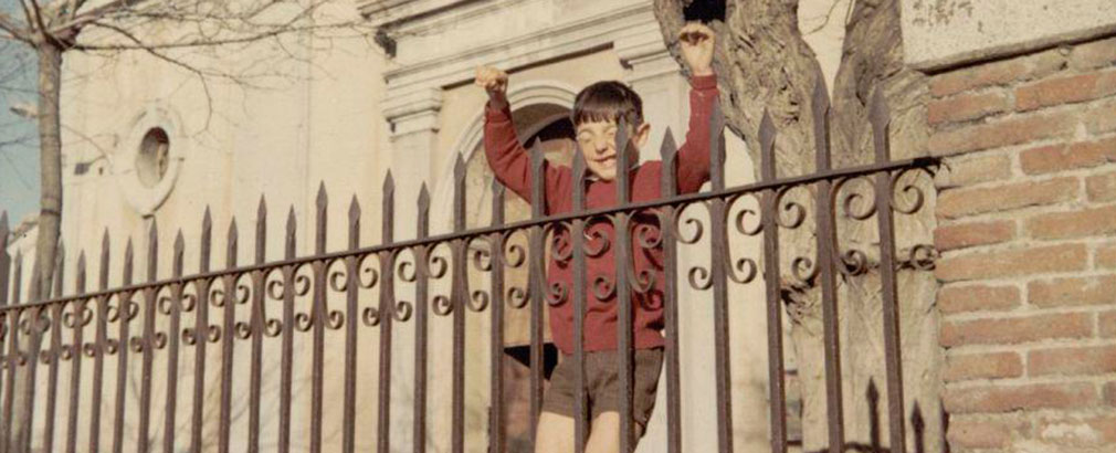Juan Carlos Pérez Estébanez jugando en la puerta de la Iglesia de San Pedro (Carabanchel Alto, 1970)