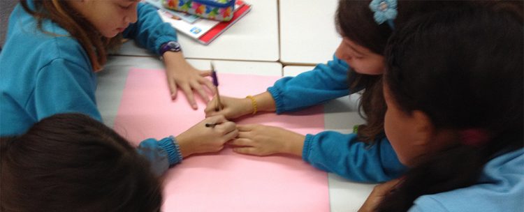 Alumnas de un colegio de San Fermín dibujan un proyecto para la biblioteca