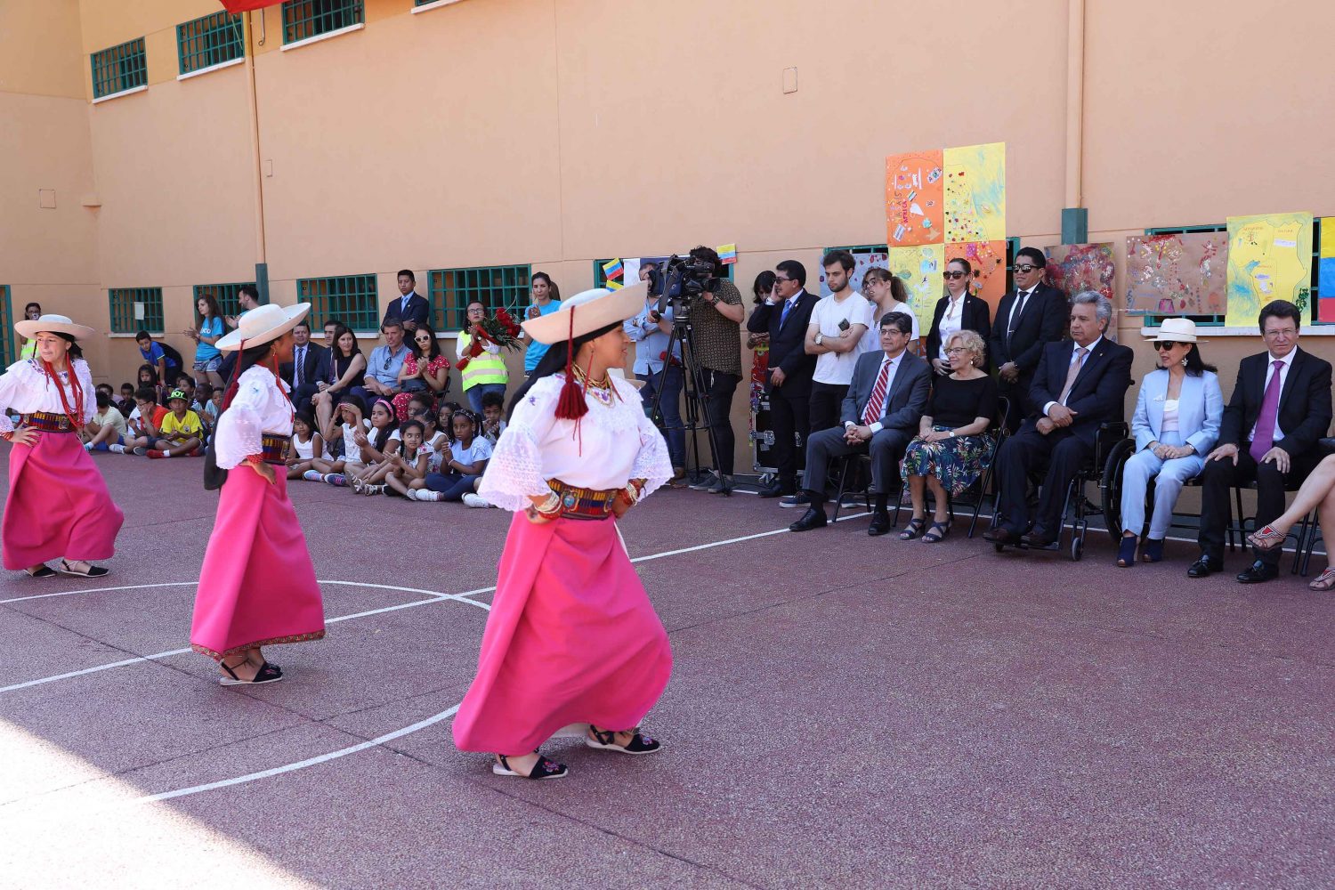 El Presidente De Ecuador Y La Alcaldesa Visitan Un Campamento Escolar En Usera Diario Del Ayuntamiento De Madrid