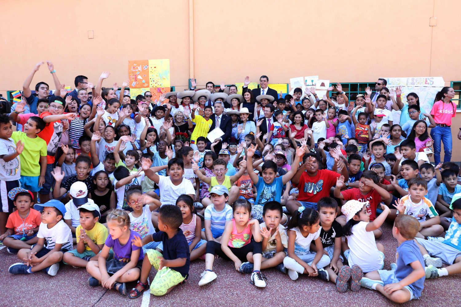 El Presidente De Ecuador Y La Alcaldesa Visitan Un Campamento Escolar En Usera Diario Del Ayuntamiento De Madrid