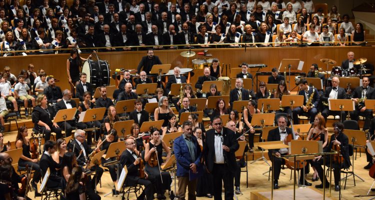 Mauricio Valiente junto a Julio Moreno en un momento de la actuación de la Orquesta Sinfónica