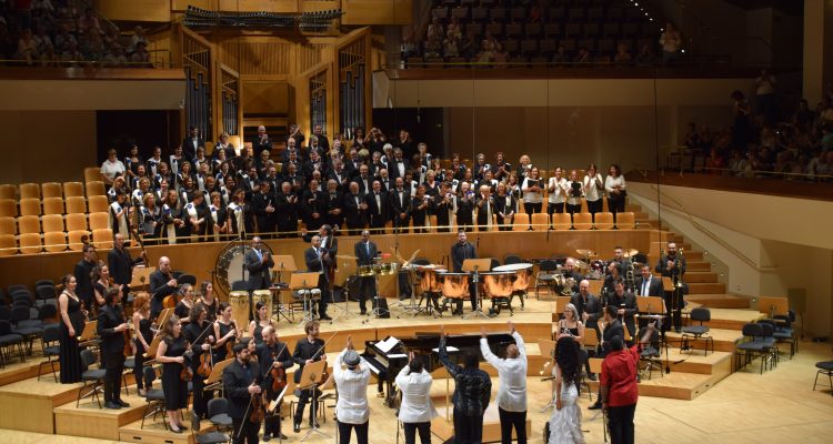 Escenario del Auditorio Nacional de Música durante la actuación de la Orquesta Sinfónica Chamartín en colaboración con artistas cubanos como Demetrio Muñiz, director invitado.