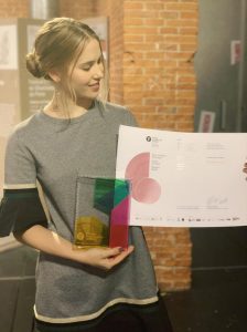 La diseñadora paraguaya Priscila Gächter muestra su galardón tras la entrega de premios celebrada el 26 de noviembre en la Cineteca