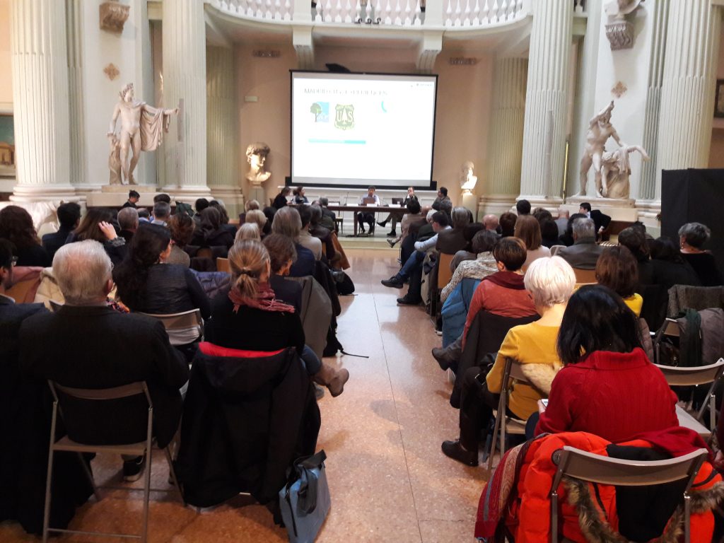 Decenas de personas asistieron a la ponencia en el Aula Magna de la Academia de Bellas Artes de Bolonia