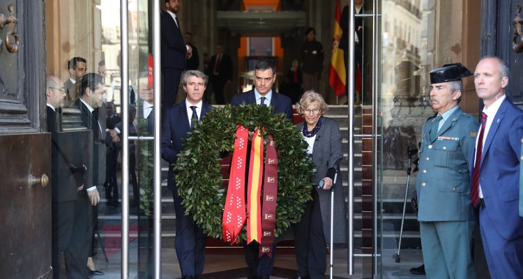 Ofrenda de la corona de laurel en la sede de la Presidencia de la Comunidad