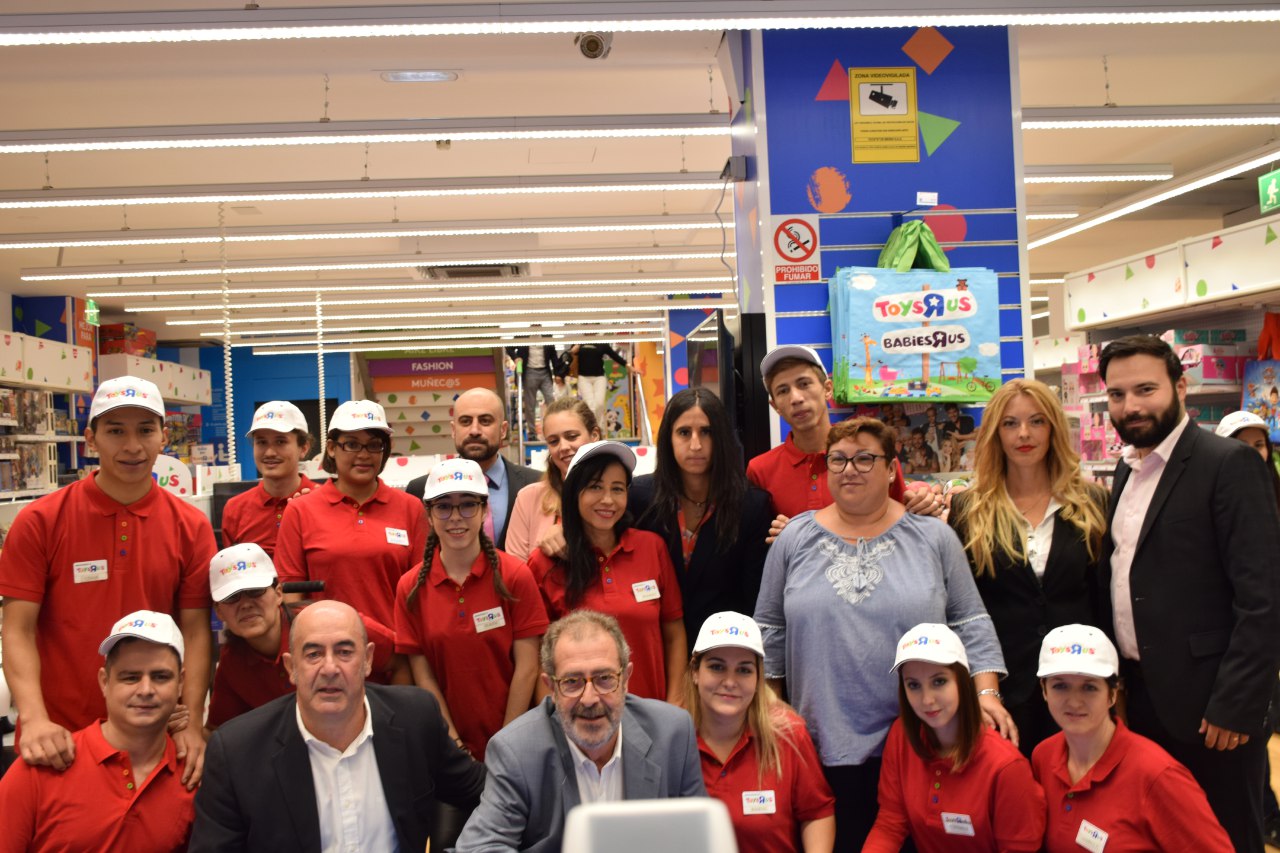 Ángel Niño con los trabajadores de la tienda