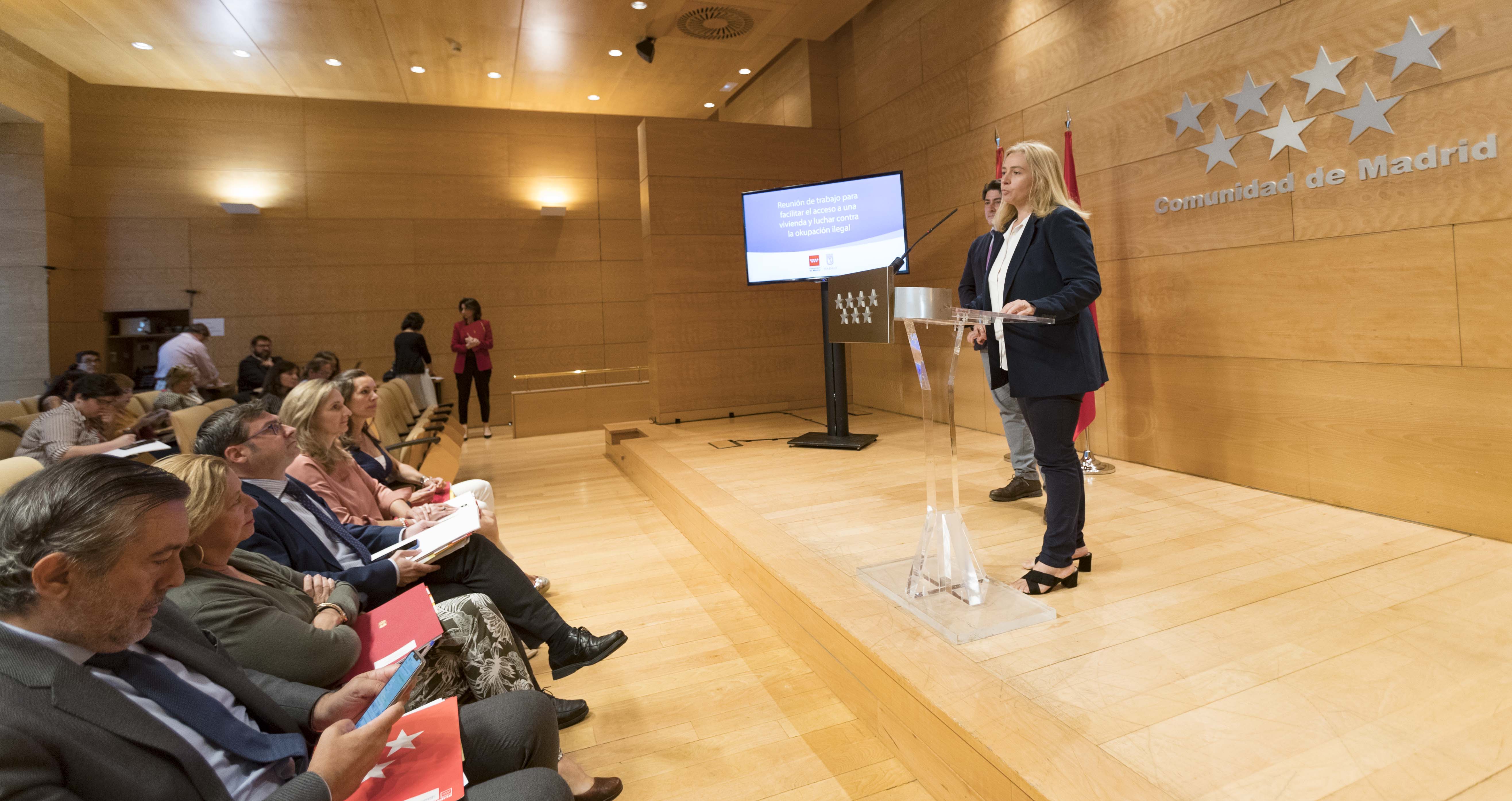 Sanz durante su intervención tras la reunión de la Mesa de la Vivienda y Okupación