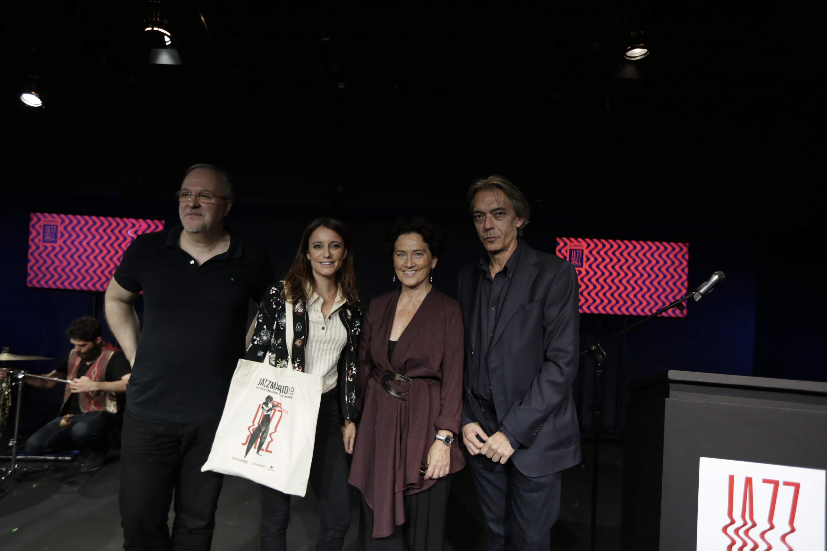 Foto de familia durante la presentación del festival con su directora, Concha Herández; su director artístico, Luis Martín; y el director de Madrid En Vivo, Javier Olmedo