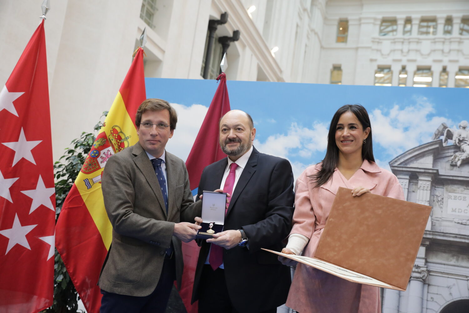 Constantino Mediavilla Recibe La Medalla De Cronista De La Villa De La ...