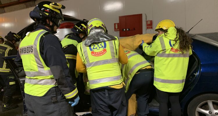 Operarios de Bomberos y SAMUR-Protección Civil del Ayuntamiento de Madrid durante un simulacro