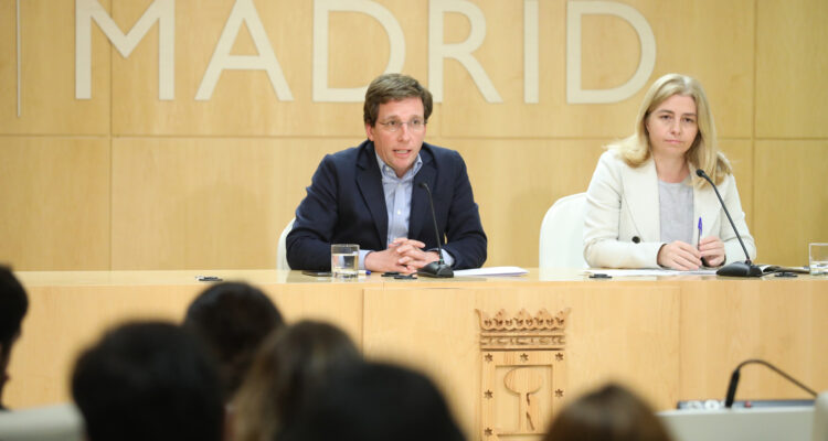 El alcalde de Madrid, José Luis Martínez Almeida, junto a la portavoz municipal, Inmaculada Sanz, durante la rueda de prensa de este jueves