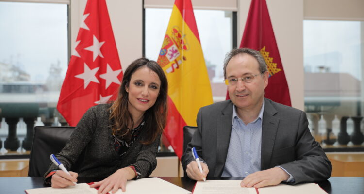 Andrea Levy y Jesús Cimarro, en la firma del acuerdo