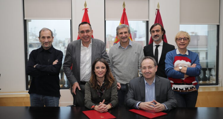 La delegada del Área de Cultura, Turismo y Deporte, Andrea Levy, junto a los demás representantes