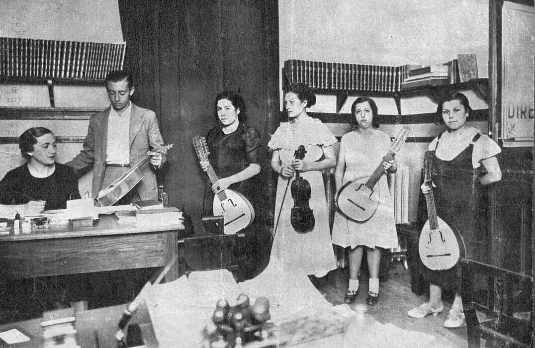 Imagen de archivo. Préstamo de instrumentos, en 1934. 