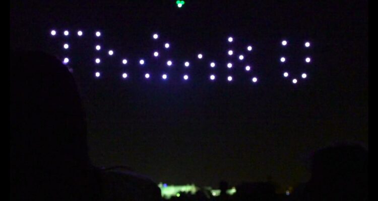 Cielo nocturno iluminado con drones