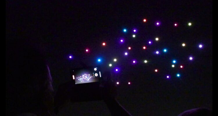 cielo norturno iluminado con drones