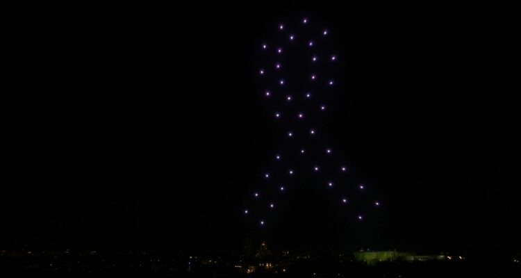 cielo norturno iluminado con drones