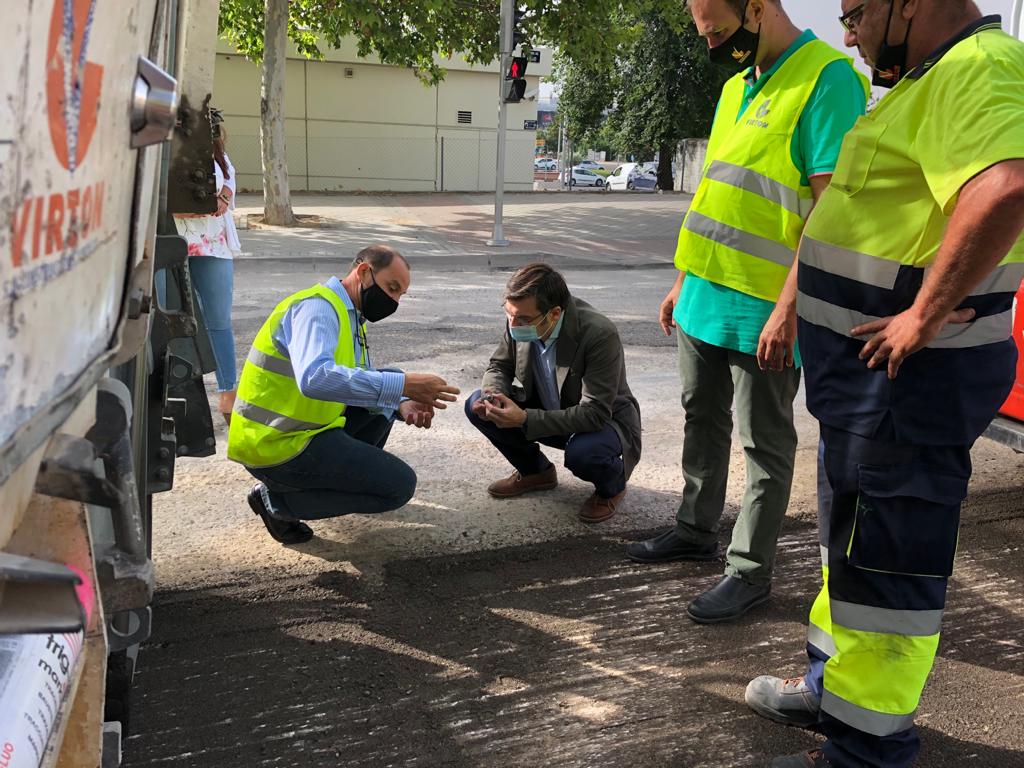 González visita los de asfaltado en avenida del Euro – Diario del Ayuntamiento de Madrid