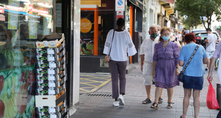 Villacís visita comercios y locales del distrito de Puente de Vallecas
